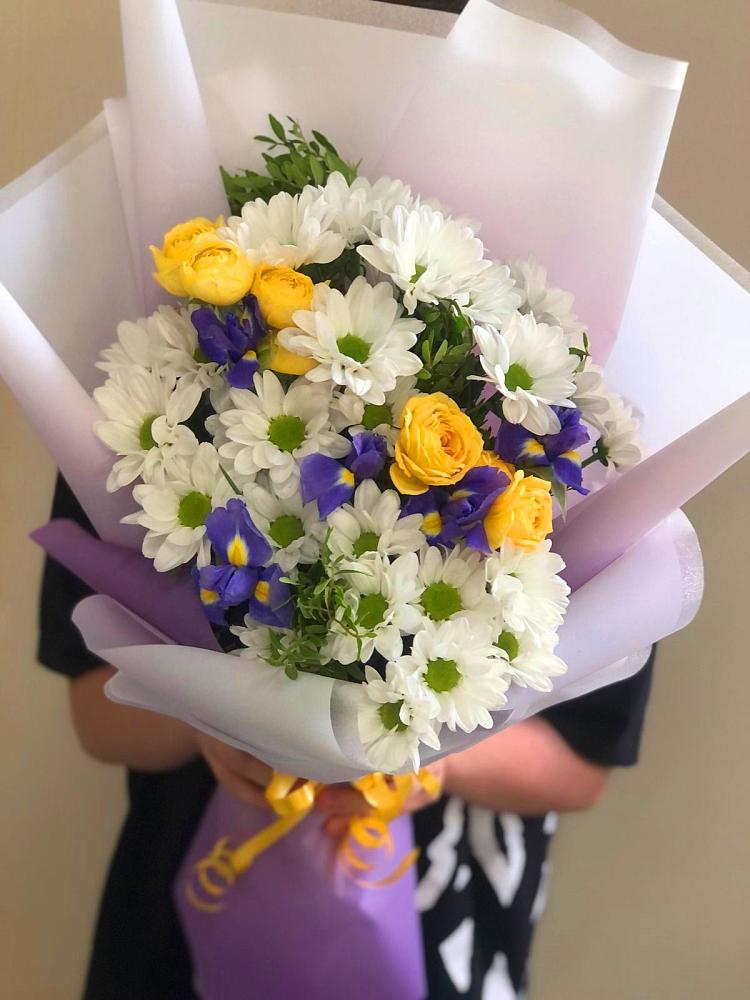 Букет цветов из: Ирисы, Хризантемы и Розы в Дыгулыбгее