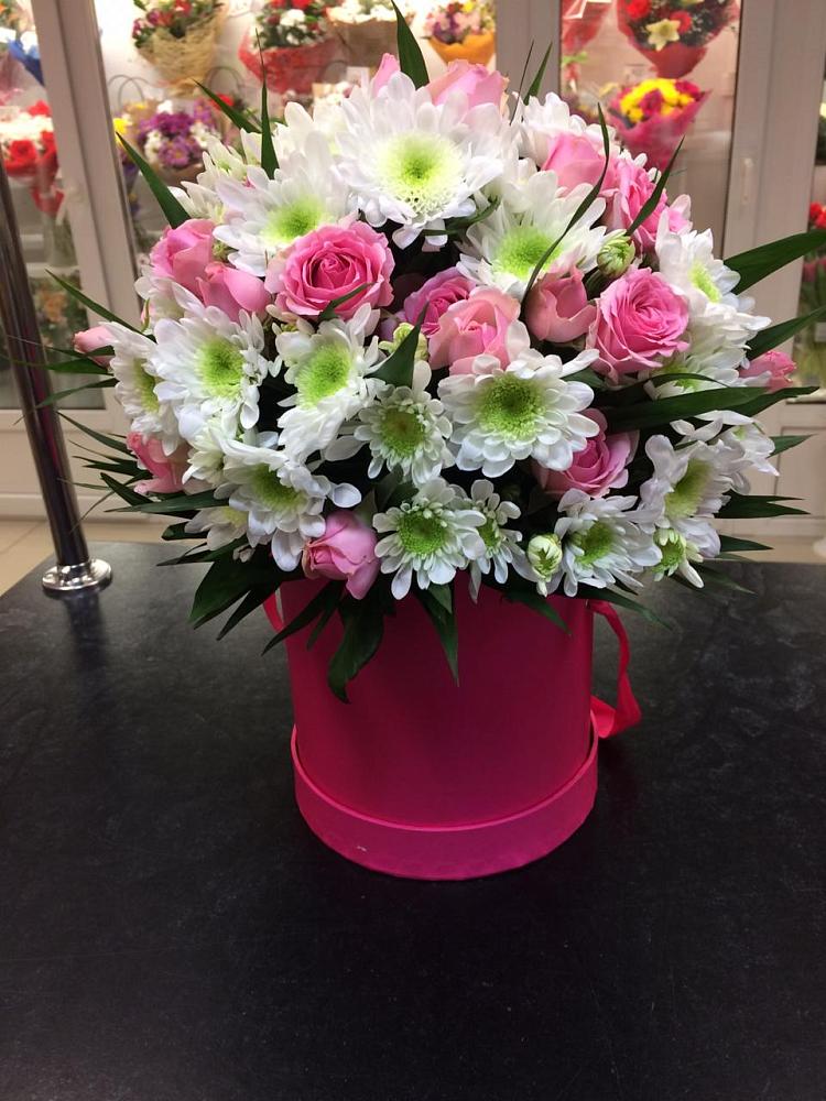 Цветочная композиция из Розы и Хризантемы в шляпной коробке в Дыгулыбгее