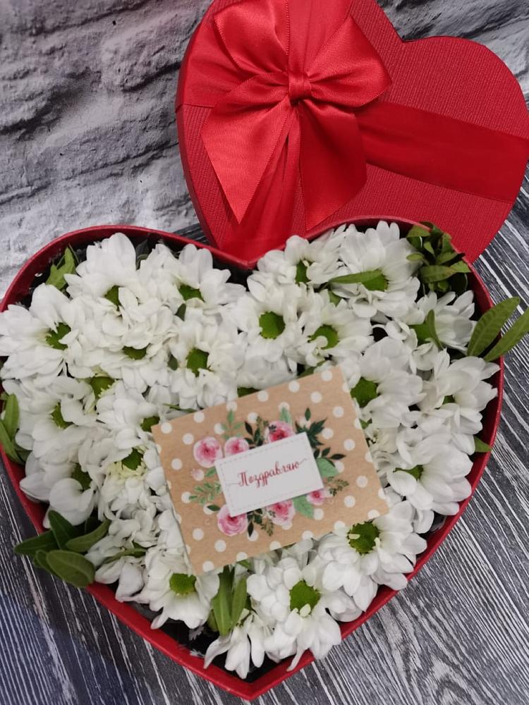 Цветочная композиция из Хризантемы в виде сердца в Дыгулыбгее