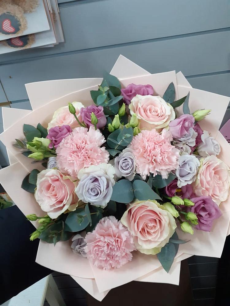 Букет цветов из: Розы, Гвоздики и Лизиантусы в Дыгулыбгее