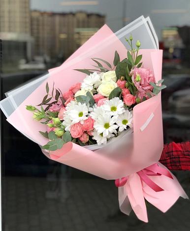 Букет цветов из: Розы, Лизиантусы и Хризантемы в Дыгулыбгее