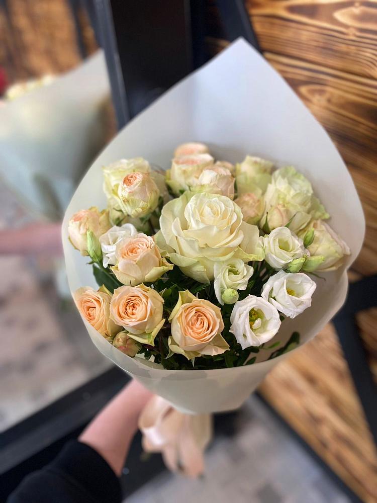 Букет цветов из: Розы и Лизиантусы в Дыгулыбгее